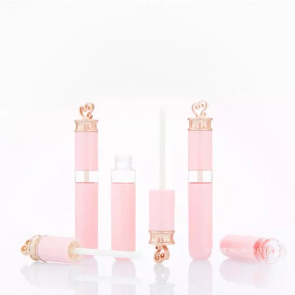 Zelfgemaakte natuurlijke lipstick en lipgloss in luxe gouden en transparante hulzen tijdens workshop in Roosendaal.