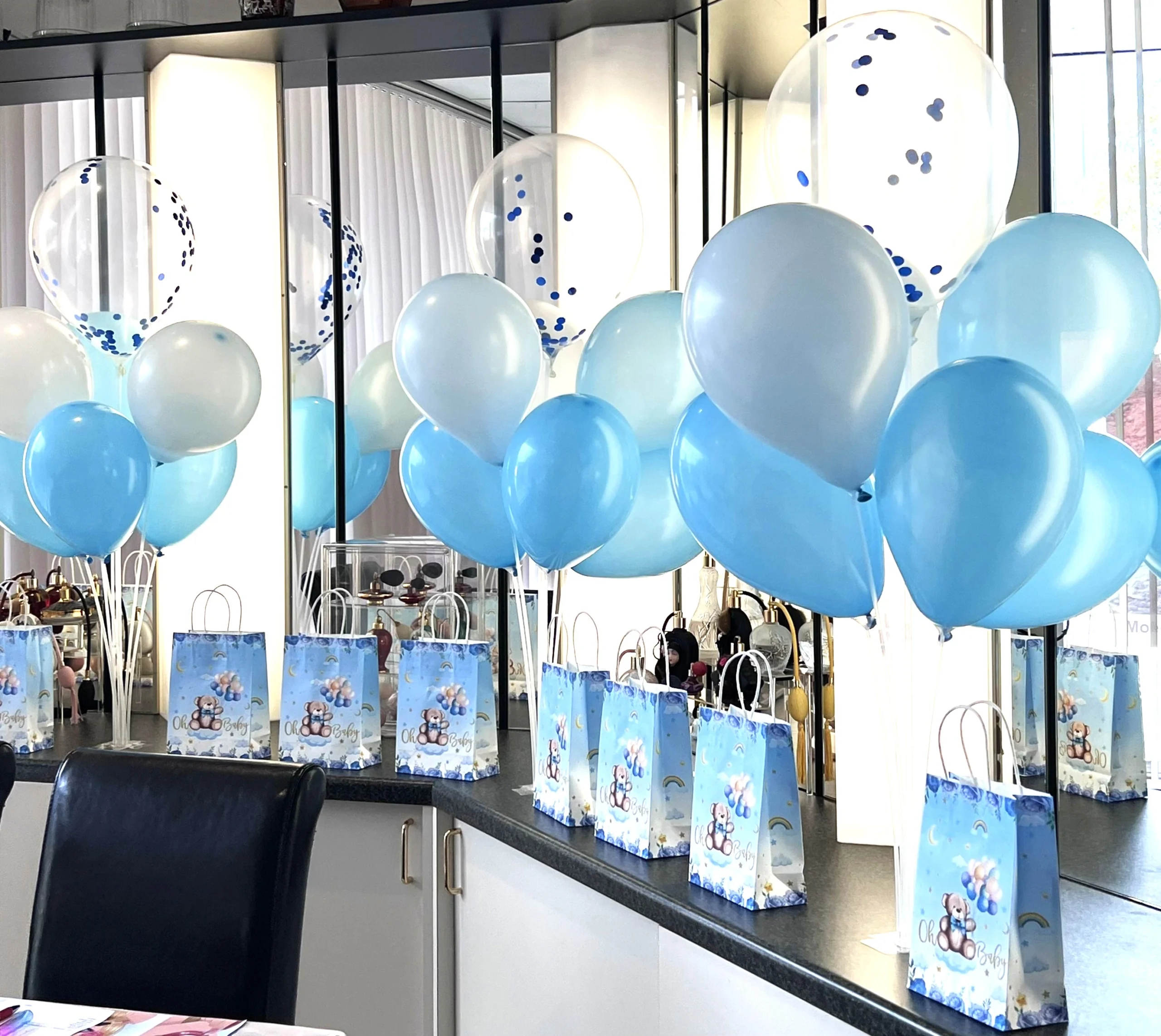 Babyshower voor een jongetje mooie blauwe aan kleding Aankleding spiegelwant babyshower voor een jongetje