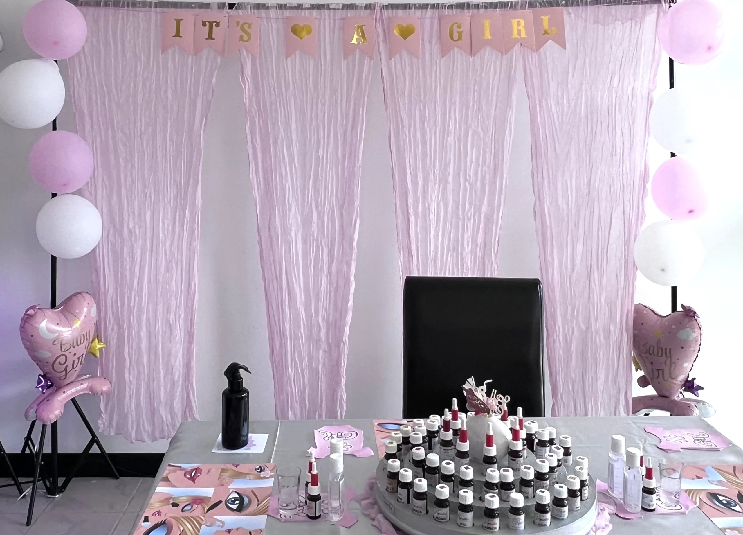 Babyshower-achtergrondwand-aankleding-Roosendaal Roze De feestelijk gedecoreerde tafel bij de achtergrondwand voor de mama to be tijdens een babyshower in Roosendaal. Roze