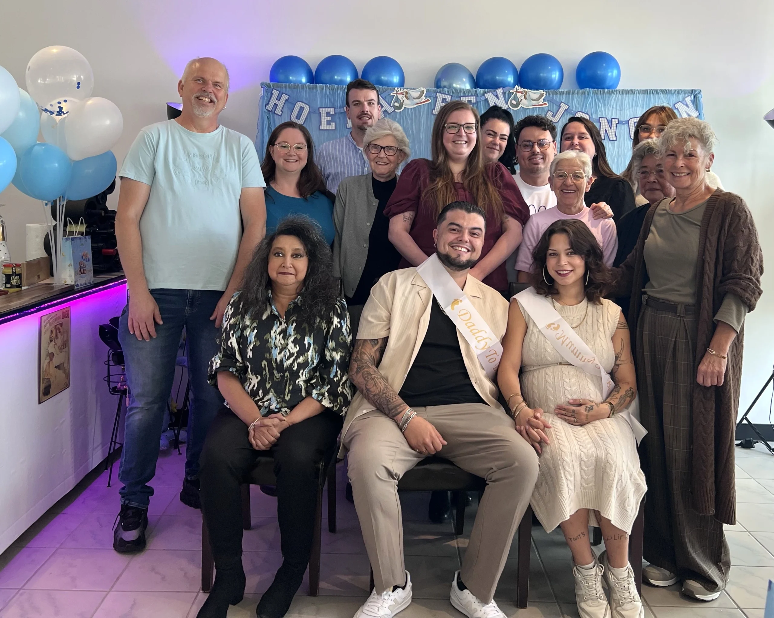 Groepsfoto babyshower voor een jongetje Groepsfoto babyshower als familie event