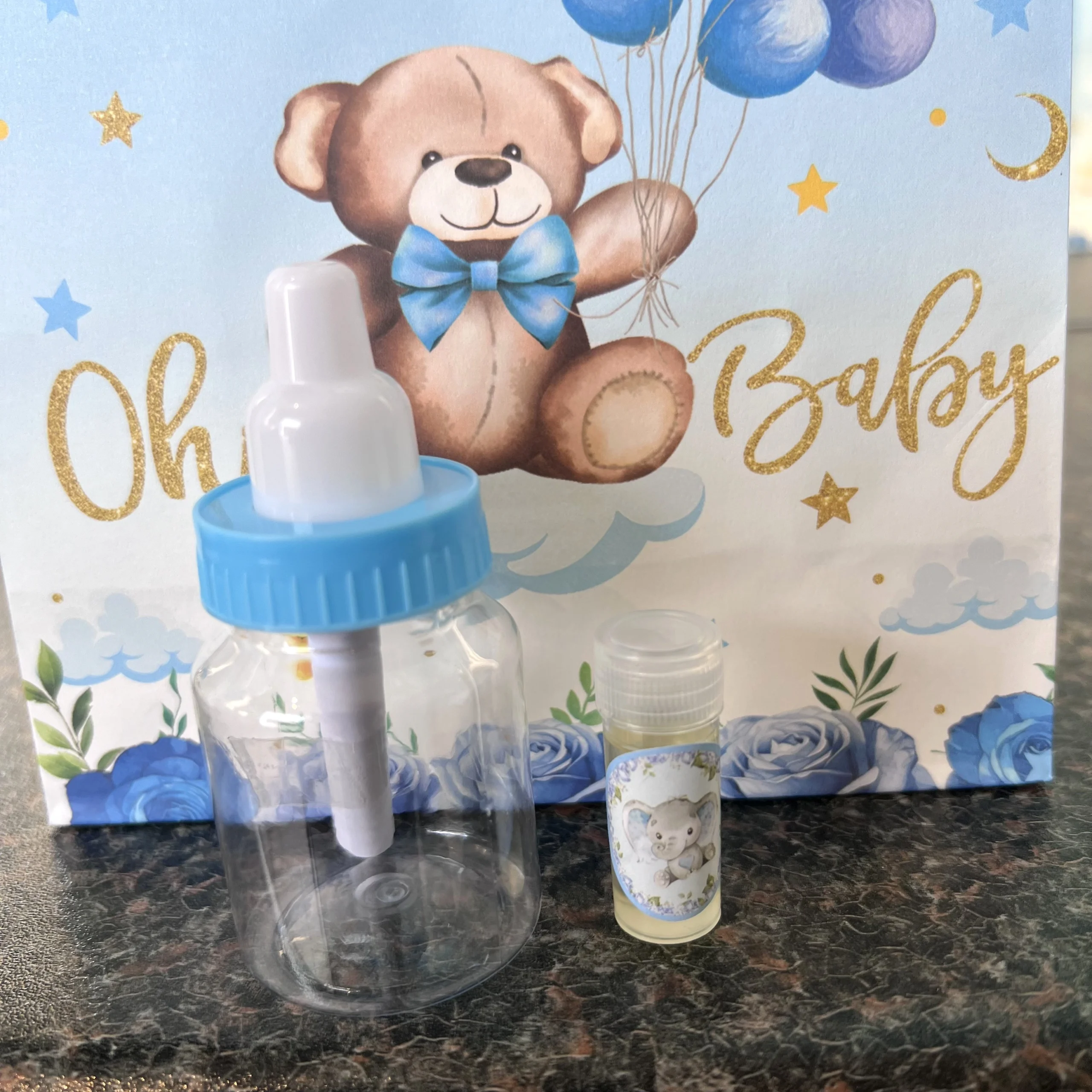 Babyshower geschenk Goodiebag en mini babyflesje met hydro reinigingsolie, cadeautje voor de babyshower
