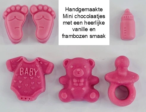 Handgemaakte roze chocolaatjes voor de babyshower voor een meisje Handgemaakte chocolade in het roze voor de babyshower voor een meisje