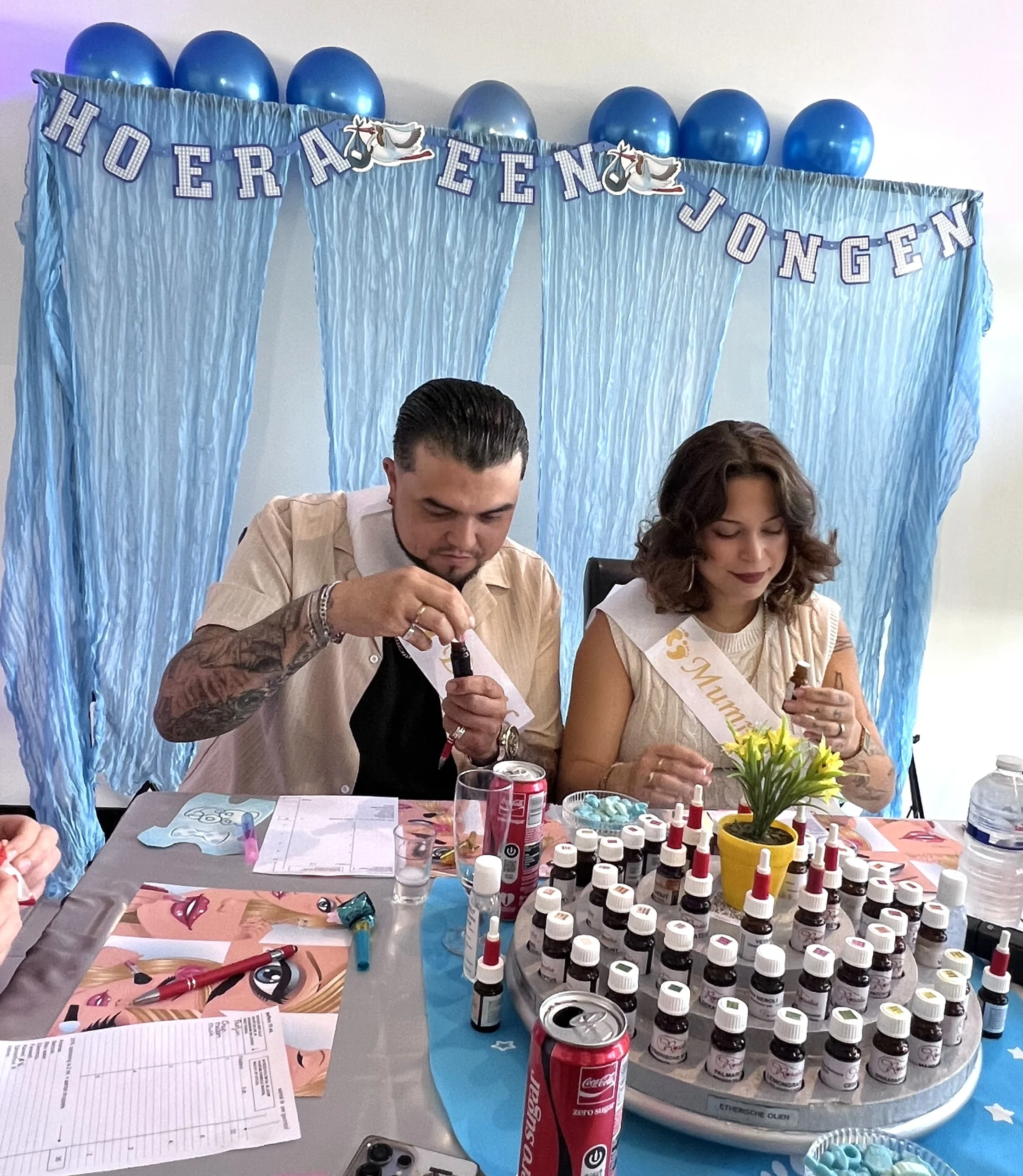 Babyshower voor een jongetje, papa en mama to be Papa en mama to be maken hun eigen parfum tijdens de babyshower