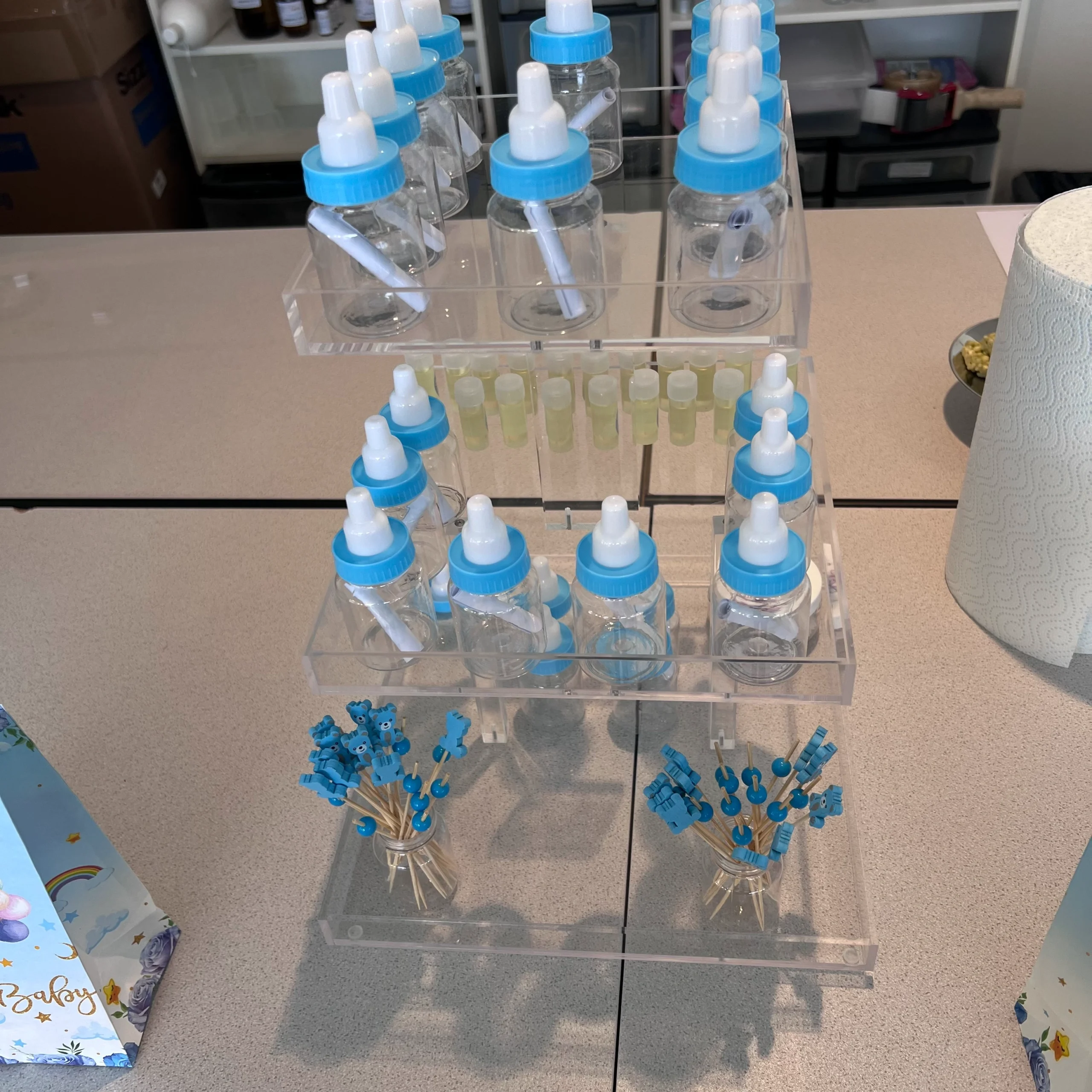 Mini Babyflesje als cadeautje voor de gasten Leuke babyflesjes als cadeautje voor de gasten, de gasten maken zelf hun hydro reinigingsolie af met hun favoriete geurstof. dat gaat in dit babyflesje mee in de goodiebag