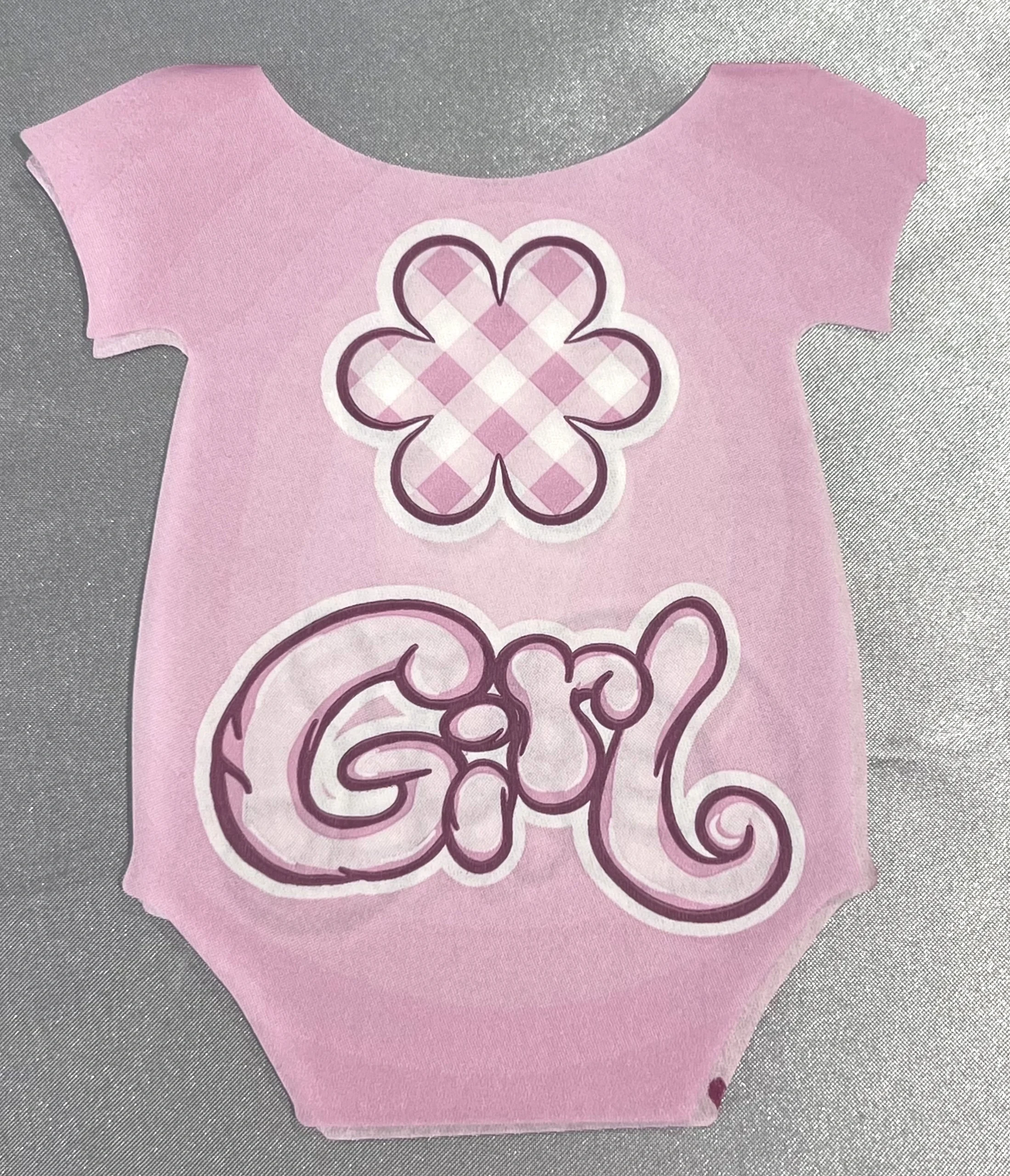 Tijdens de Babyshower zijn er leuke servetjes in de vorm van een rompertje Servet in de vorm van een roze rompertje liggen klaar voor de babyshower voor een meisje