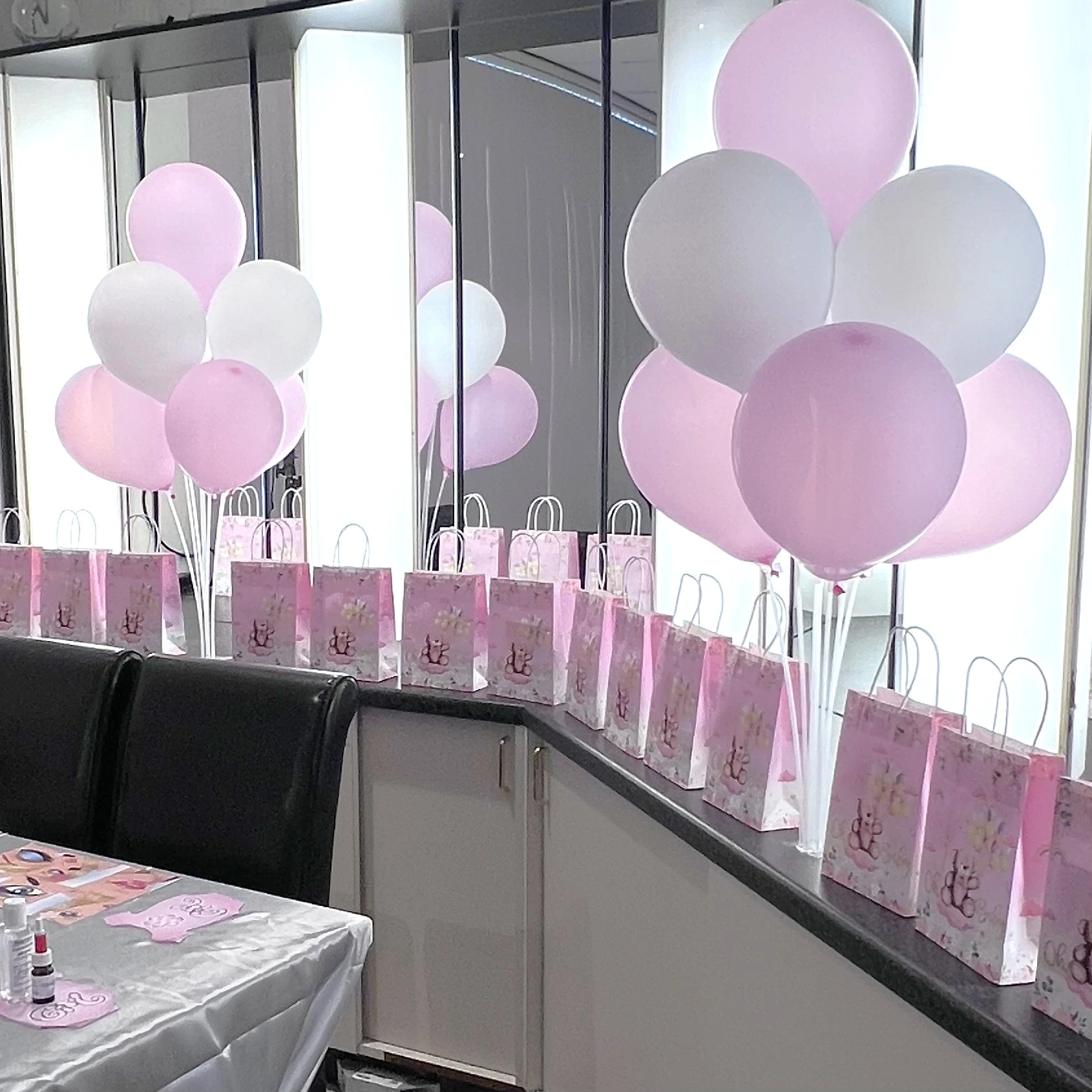 Babyshower in roze tinten, spiegelwand Spiegelwand roze aankleding babyshower voor een meisje