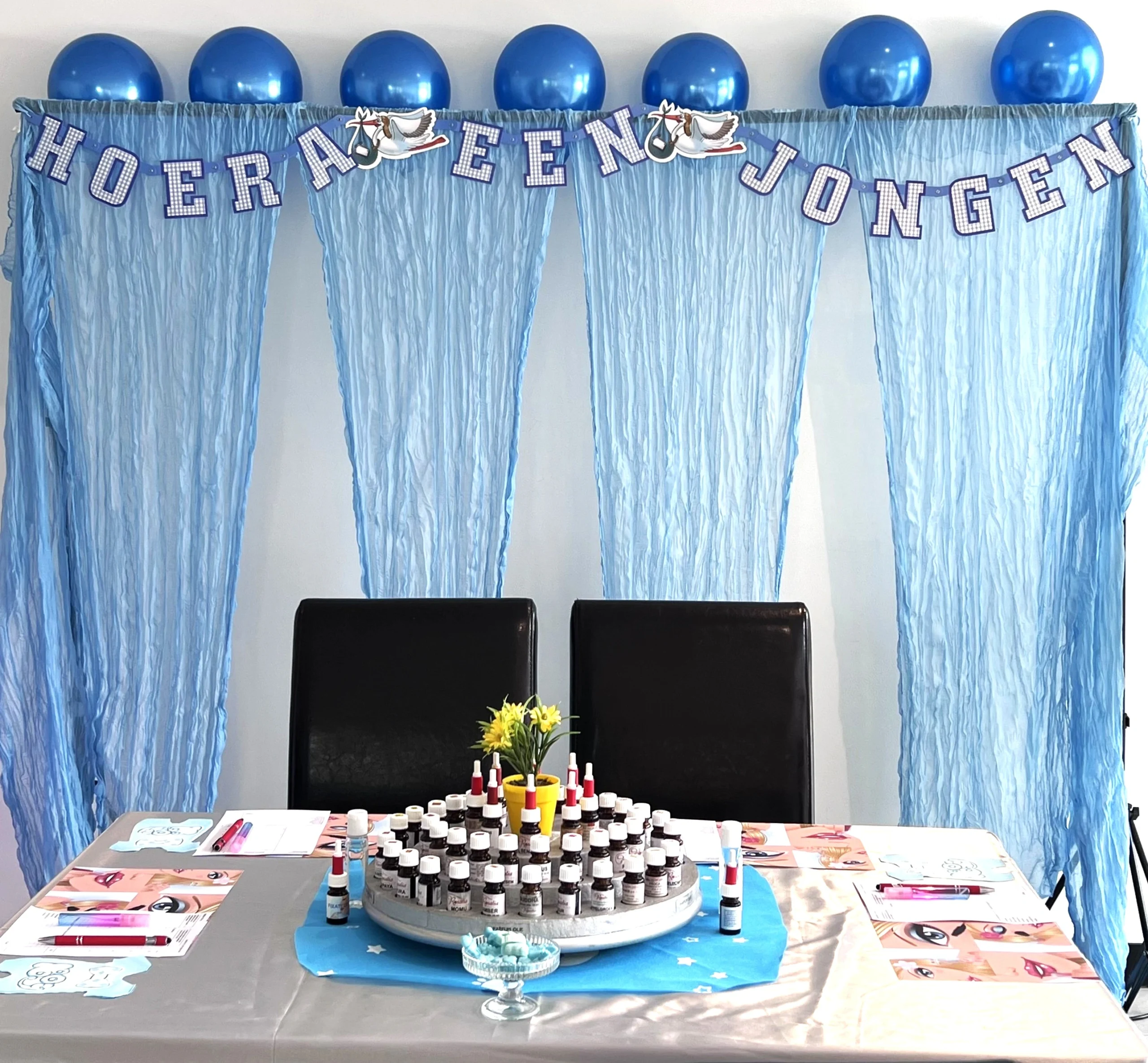 Babyshower-achtergrondwand-aankleding-Roosendaal, blauw. Luxe aankleding van de sfeervolle babyshower achtergrondwand bij Rosalia Cosmetica in Roosendaal.